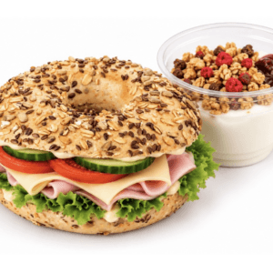 Täytetyt bagelit ja granolajogurtti L