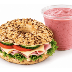 Täytetyt bagelit ja smoothie L